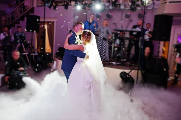 Újonnan házas pár táncoló esküvő nehéz s — Stock Fotó