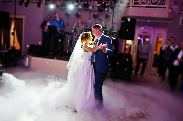 Novomanželský pár tančící na jejich svatební party s těžkými s — Stock fotografie