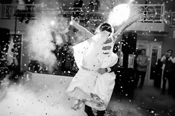 Casal recém-casado dançando em sua festa de casamento com pesado s — Fotografia de Stock