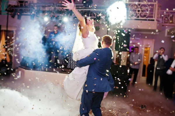 Newly married couple dancing on their wedding party with heavy s — Stock Photo, Image