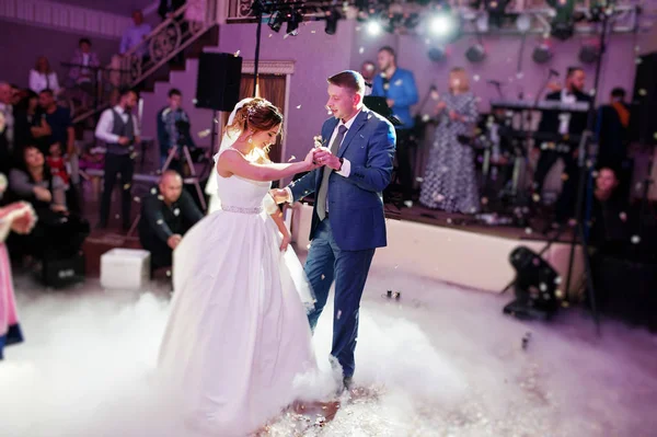 Casal recém-casado dançando em sua festa de casamento com pesado s — Fotografia de Stock