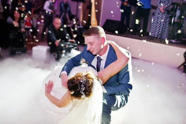 Novomanželský pár tančící na jejich svatební party s těžkými s — Stock fotografie