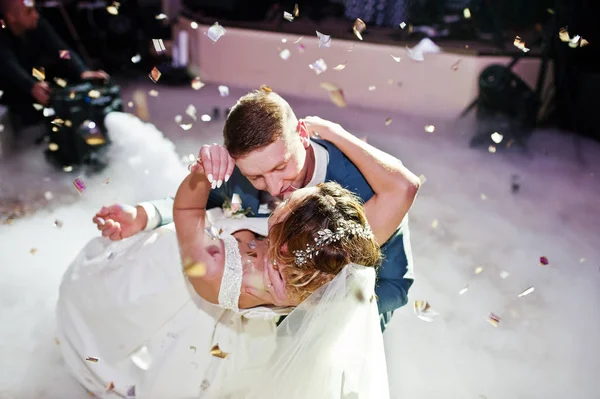 Casal recém-casado dançando em sua festa de casamento com pesado s — Fotografia de Stock