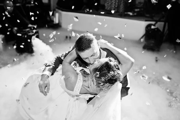 Casal recém-casado dançando em sua festa de casamento com pesado s — Fotografia de Stock