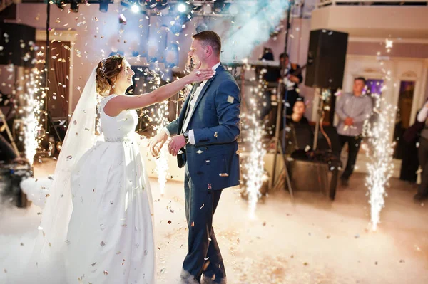 Recién casados pareja bailando en su boda fiesta con s pesado — Foto de Stock