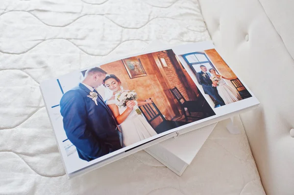Páginas de casamento photobook ou álbum de casamento no fundo branco . — Fotografia de Stock