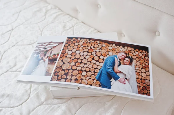 Oldalak esküvői fotókönyv vagy esküvői album fehér háttér. — Stock Fotó