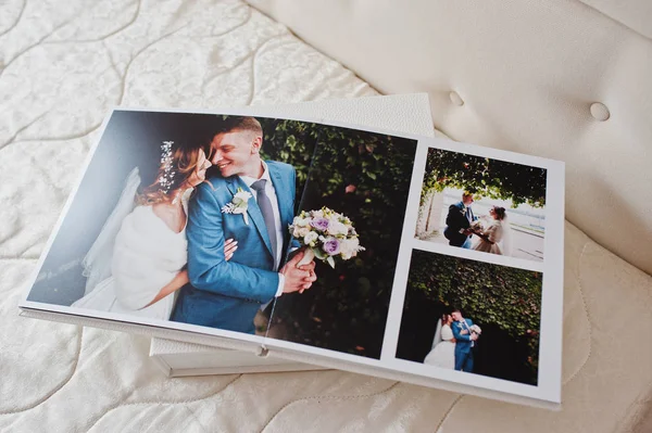 Pages de livre photo de mariage ou album de mariage sur fond blanc . — Photo