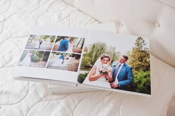 Seiten des Hochzeits-Fotobuchs oder Hochzeitsalbums auf weißem Hintergrund. — Stockfoto