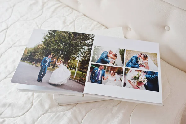 Stránky o svatební fotokniha nebo svatební album na bílém pozadí. — Stock fotografie