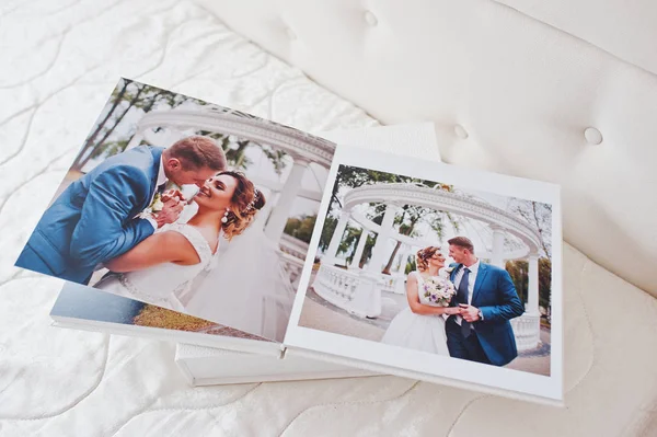 Páginas de casamento photobook ou álbum de casamento no fundo branco . — Fotografia de Stock