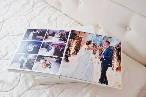 Halaman buku foto pernikahan atau album pernikahan dengan latar belakang putih . — Stok Foto