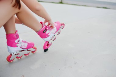 Genç kadın üzerinde paten açık koyarak.