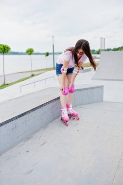 Şort, tişört ve sungla muhteşem bir genç kadının portresi