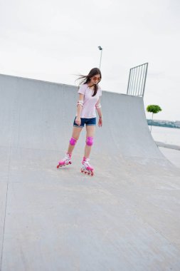 Muhteşem genç kadın paten üzerinde açık portresi 