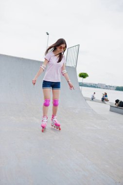 Muhteşem genç kadın paten üzerinde açık portresi 