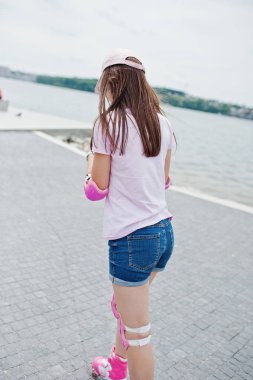 Casual giyim silindir yakışıklı genç bir kadın portresi