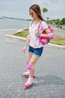 Casual giyim silindir yakışıklı genç bir kadın portresi