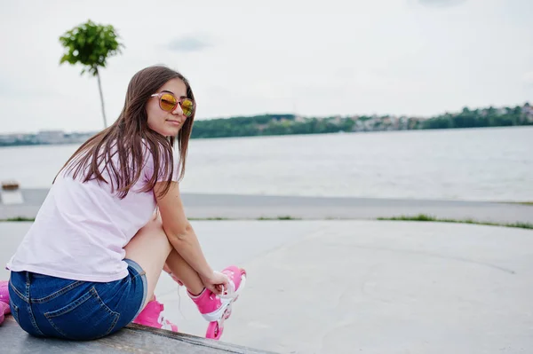 Porträt eines schönen Mädchens mit Sonnenbrille, T-Shirt und Sho — Stockfoto