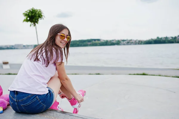 Porträt eines schönen Mädchens mit Sonnenbrille, T-Shirt und Sho — Stockfoto