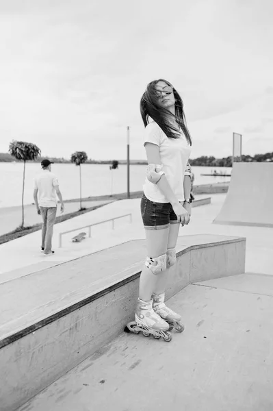 Porträt einer hinreißenden jungen Frau in Shorts, T-Shirt und Sonnenbrille — Stockfoto