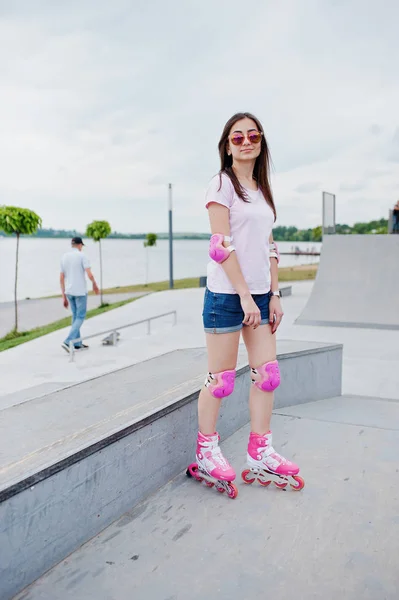 Retrato de una hermosa joven en pantalones cortos, camiseta y sungla — Foto de Stock