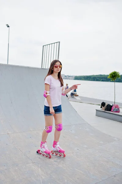 Retrato de una fabulosa joven patinadora al aire libre — Foto de Stock