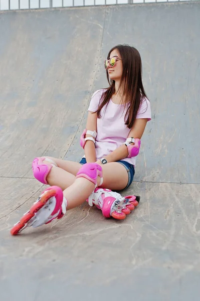 야외 rollerbladin에 앉아 아름 다운 여자의 초상화 — 스톡 사진