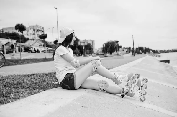Porträt einer hinreißenden jungen Frau in lässiger Kleidung und Mütze — Stockfoto