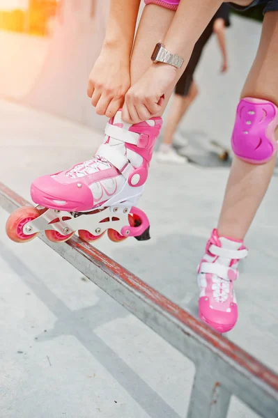 Rollerblades 야외 씌우고 젊은 여자. — 스톡 사진