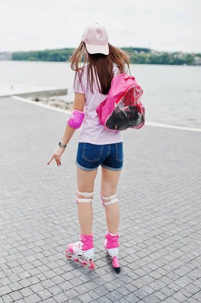 Porträt einer gut aussehenden jungen Frau in lässiger Kleidung — Stockfoto