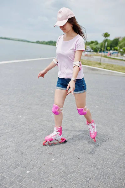 Retrato de una joven guapa en rodillo de ropa casual — Foto de Stock