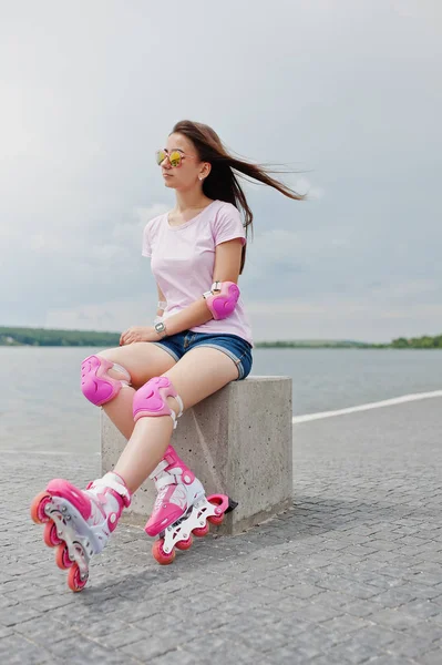 Portrait of an attractive young woman in shorts, t-shirt, sungla — Stock Photo, Image