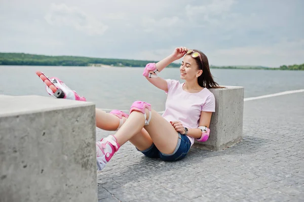 Retrato de uma bela mulher sentada no chão ao lado de conc — Fotografia de Stock