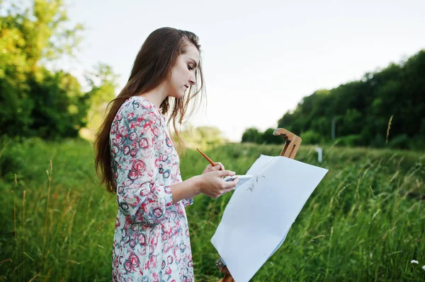 Porträtt av en attraktiv ung kvinna i lång klänning målning vett — Stockfoto
