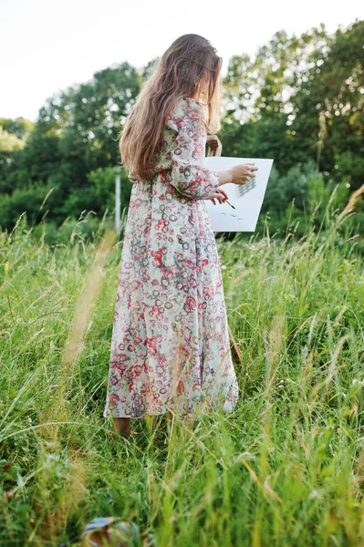 Uzun elbise boyama zekâ çekici bir genç kadın portresi — Stok fotoğraf