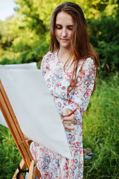 Retrato de una joven atractiva en vestido largo pintura ingenio —  Fotos de Stock
