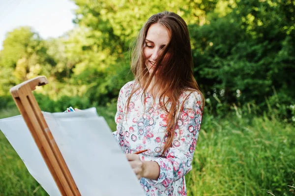 Porträtt av en attraktiv ung kvinna i lång klänning målning vett — Stockfoto