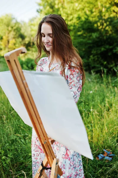 Portret atrakcyjna młoda kobieta w długiej sukni malarstwo wit — Zdjęcie stockowe