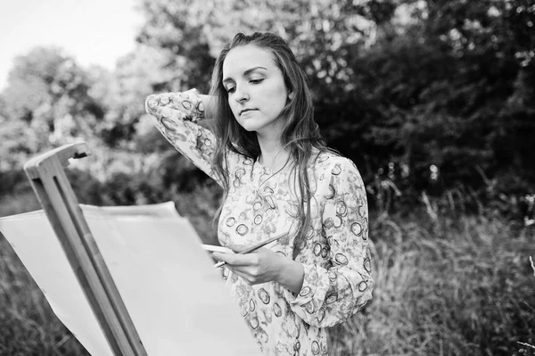 Retrato de una joven atractiva en vestido largo pintura ingenio —  Fotos de Stock