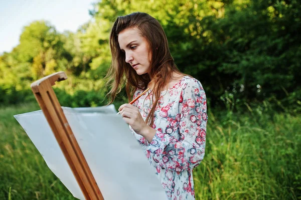 Retrato de una joven atractiva en vestido largo pintura ingenio —  Fotos de Stock