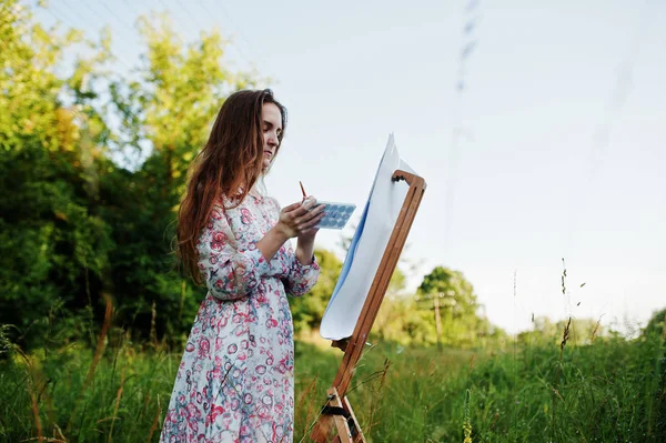 Πορτρέτο της μια ελκυστική νεαρή γυναίκα στο μακρύ φόρεμα ζωγραφική πνεύμα — Φωτογραφία Αρχείου