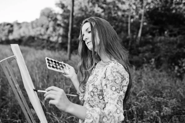 Retrato de una joven atractiva en vestido largo pintura ingenio —  Fotos de Stock