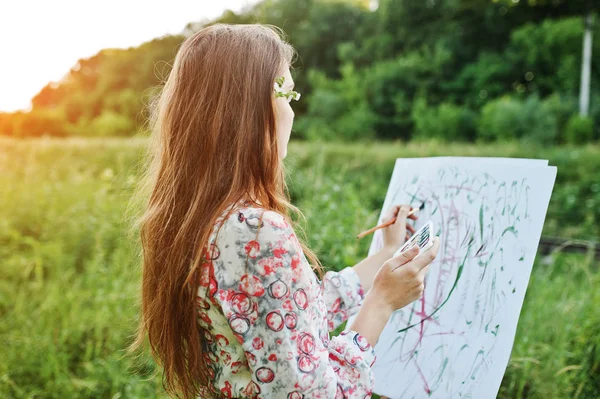 Porträtt av en attraktiv ung kvinna i lång klänning målning vett — Stockfoto