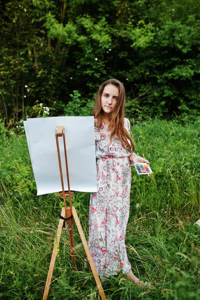 Hosszú ruha festés fehér vonzó fiatal nő portréja — Stock Fotó