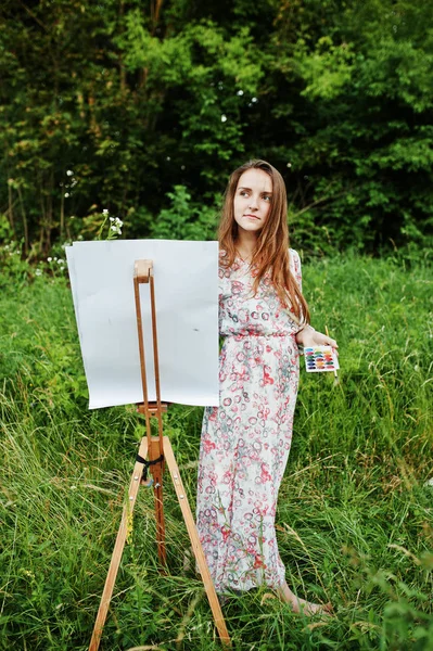 Portrét atraktivní mladé ženy v dlouhé šaty malba wit — Stock fotografie