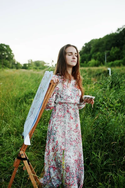 Retrato de uma jovem atraente em vestido longo pintura sagacidade — Fotografia de Stock