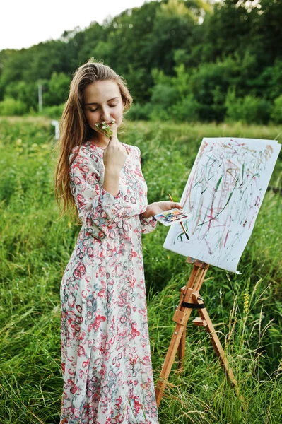 Portret atrakcyjna młoda kobieta w długiej sukni malarstwo wit — Zdjęcie stockowe