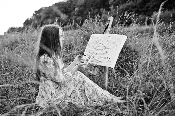 Retrato de uma linda mulher feliz jovem em belo vestido sitt — Fotografia de Stock