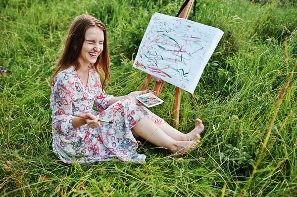 Egy gyönyörű boldog fiatal nő gyönyörű ruha sitt portréja — Stock Fotó